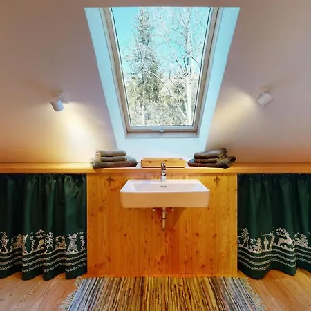 Charmante Gaestewohnung In Altem In Alpiner Alleinlage 아파트