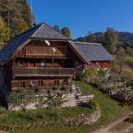Charmante Gaestewohnung In Altem In Alpiner Alleinlage 아파트