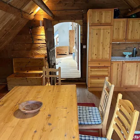 아파트 Charmante Gaestewohnung In Altem In Alpiner Alleinlage