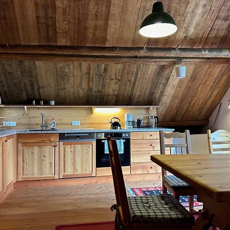 아파트 Charmante Gaestewohnung In Altem In Alpiner Alleinlage *